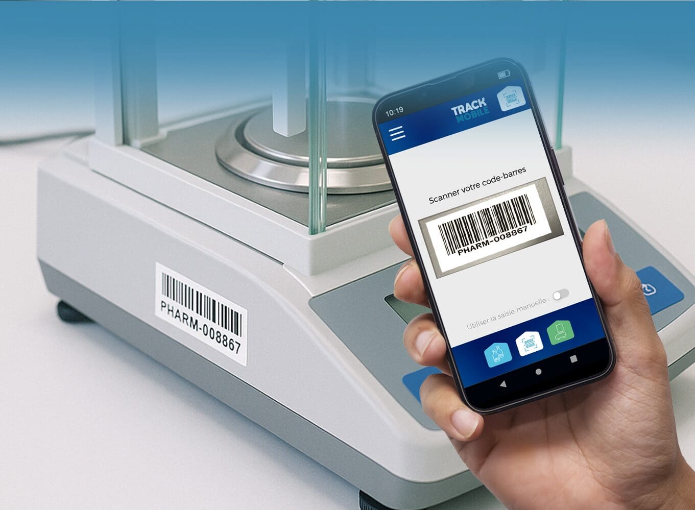 Technicien scannant le code-barres d’un équipement de laboratoire avec l’application TRACK Mobile d’INOKY pour assurer la traçabilité en temps réel.