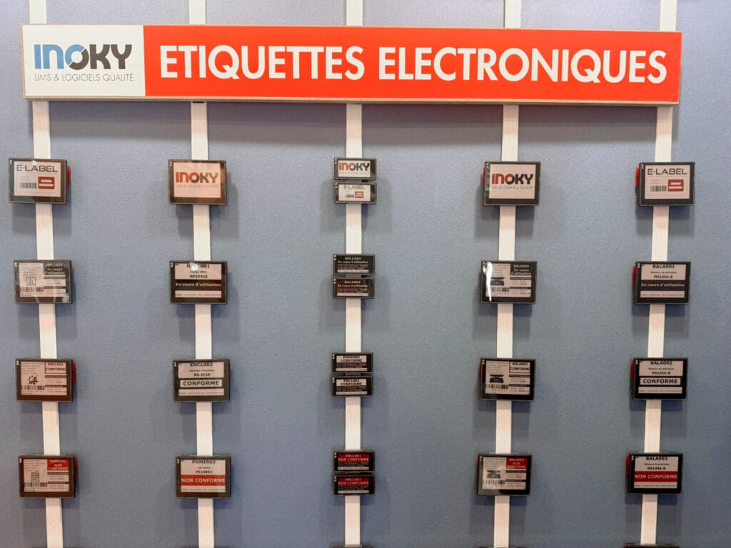Mur d'étiquettes électroniques E-label Inoky à encre électronique, présentées au Forum Labo Lyon 2026