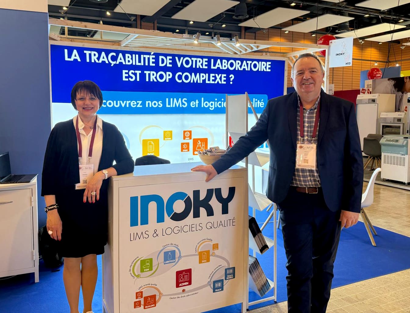 Équipe Inoky sur leur stand au Forum Labo Lyon 2026, présentant leur solution d'étiquette électronique E-label pour laboratoire